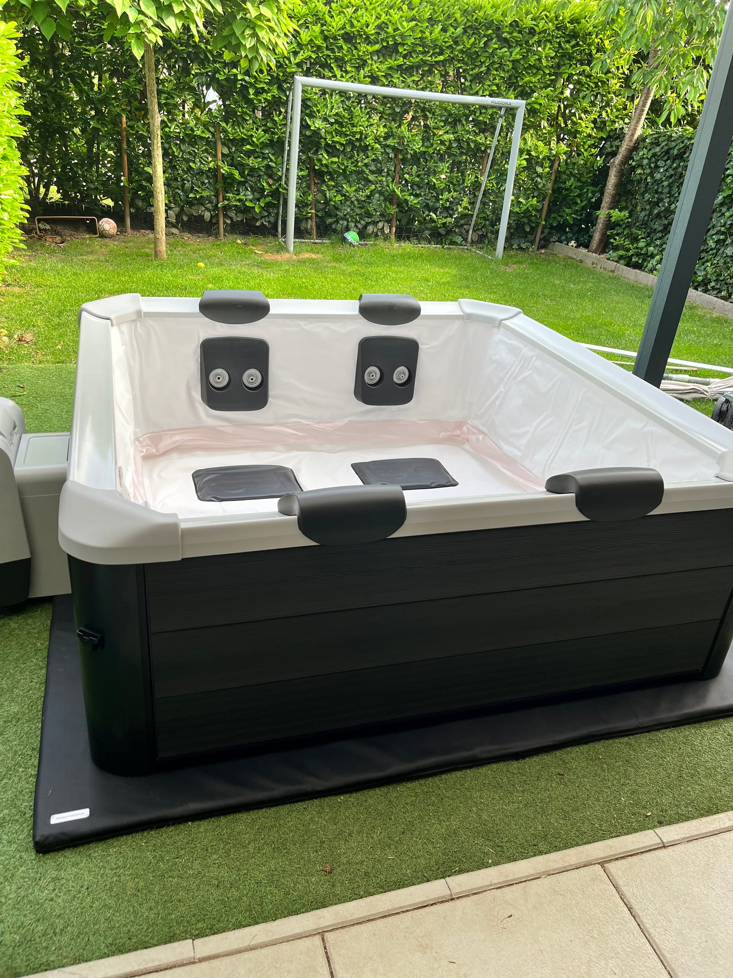 Energiesparende Whirlpool Unterlage Carbon Black 204cm x 204cm für feste Außenwände